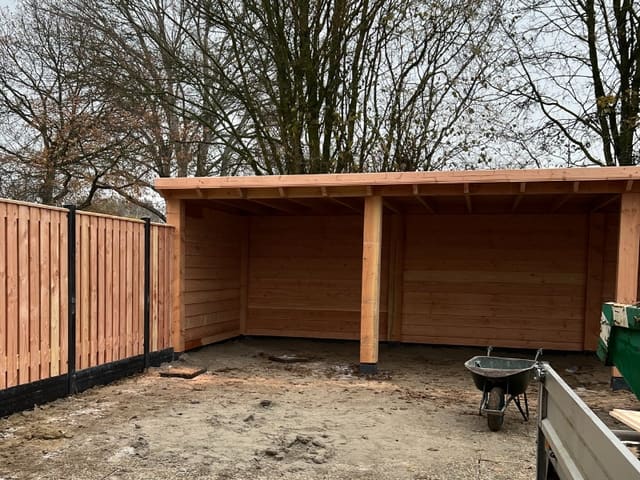 Houten overkapping en berging