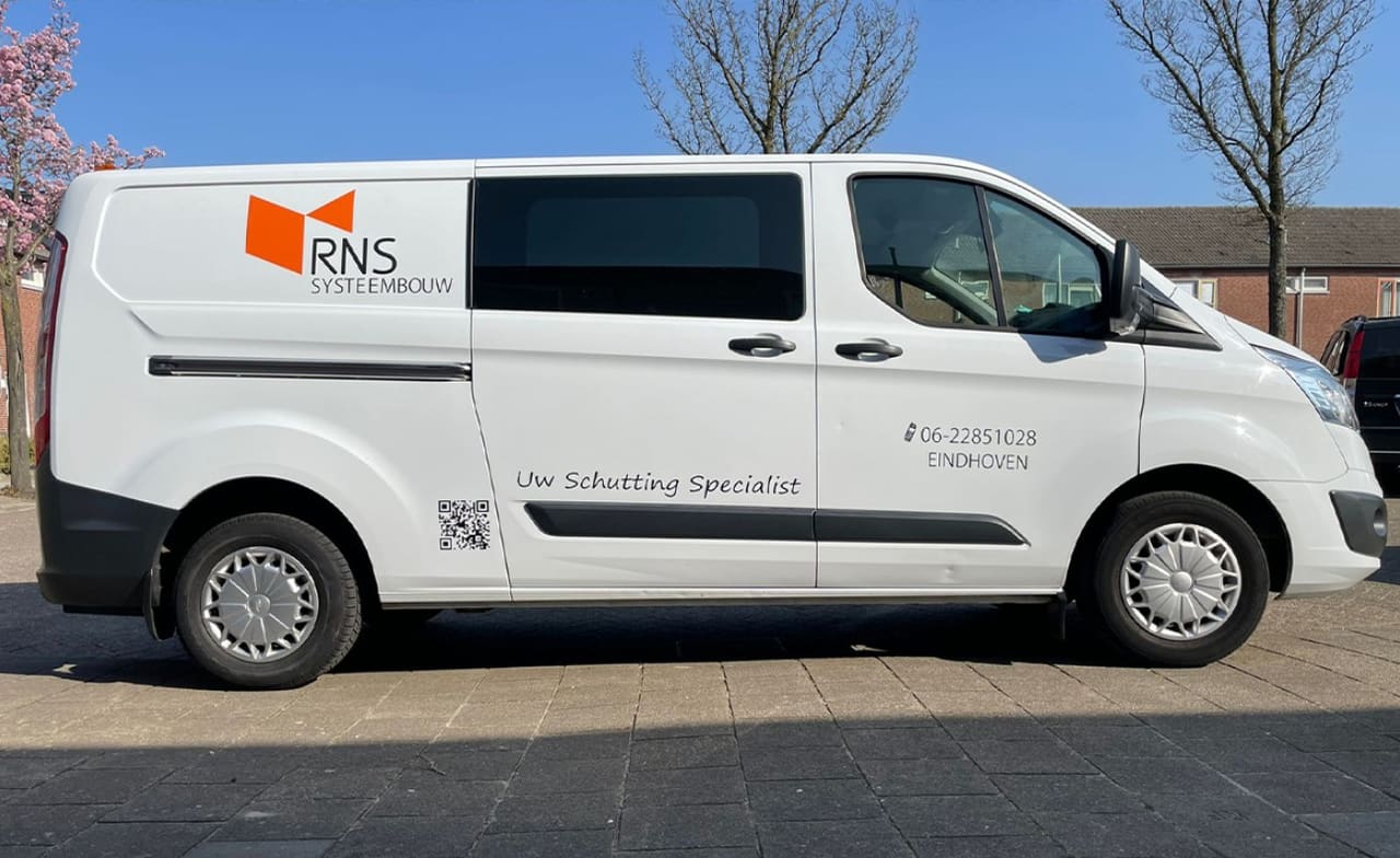 Monteurs van RNS Systeembouw plaatsen een houten schutting