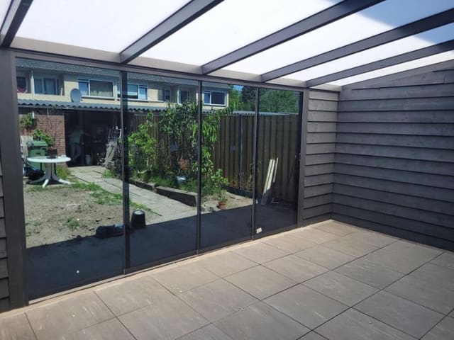 Overkapping van aluminium en hout