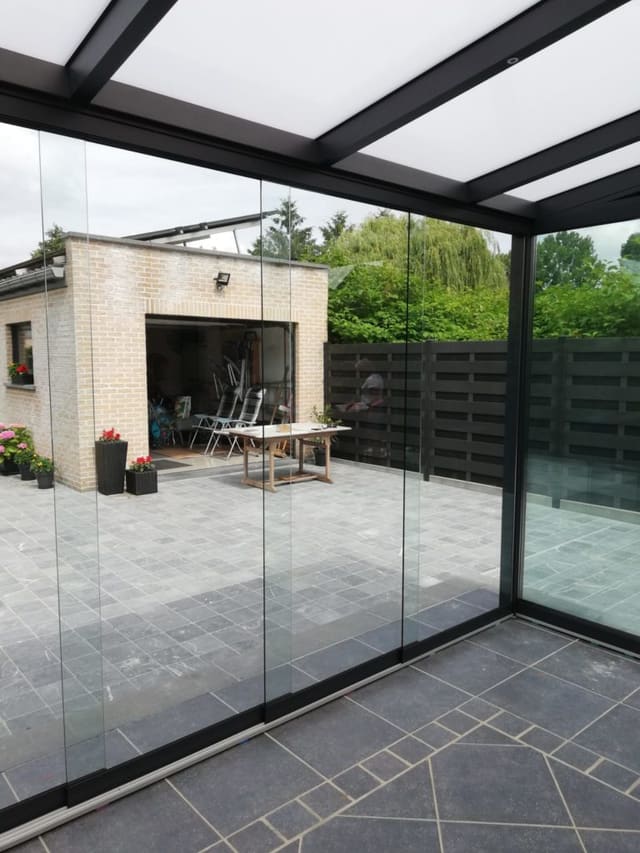 Aluminium overkapping met glazen schuifpui
